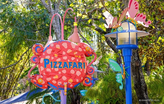 There are all kinds of details (like the butterflies on the lamp) at Pizzafari.