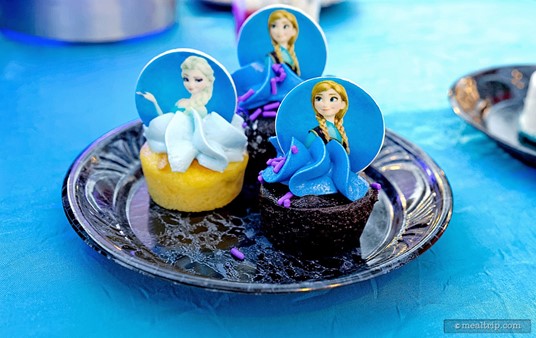 Anna and Elsa mini-cupcakes from the Frozen Dessert Party.