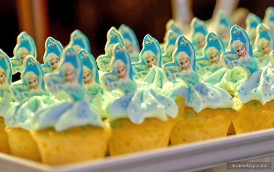 A plate of Elsa cupcakes.