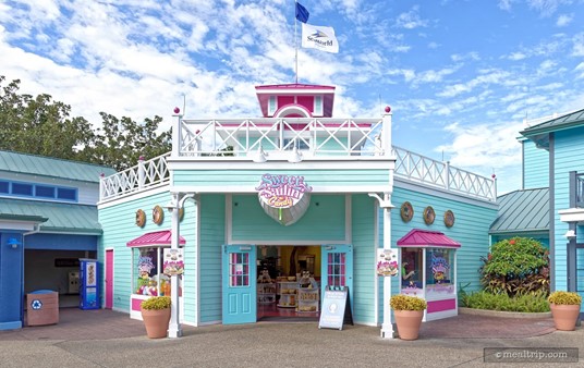 The Sweet Sailin' Candy building is expertly positioned so that it's either the first thing you see walking into SeaWorld, and one of the last food shops you'll see when leaving SeaWorld.