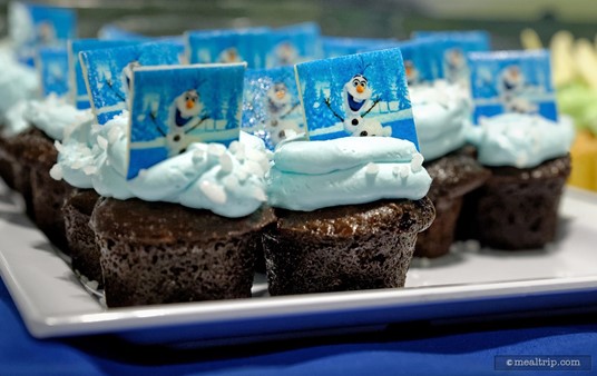The Olaf Mini Cupcakes at the Wishes Dessert Party don't have wrappers... and we really like that! They are just a little too large to be "one bite" cupcakes though.