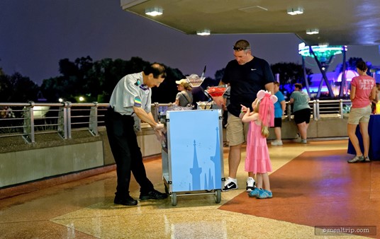 The ice cream cart seems to be just about the right size for all guests!