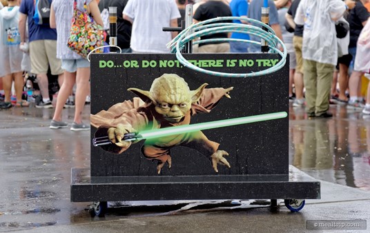 This Yoda Ring Toss activity station is available in the basic premium package area, which is not a bad idea. There's no "prizes", it's just a way to pass the time.