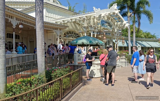 There can sometimes be a line at the check-in podium, but they usually get guests checked in pretty fast. The place where you wait for your table to be ready, is on the left side of this photo – in the shade, on the porch.