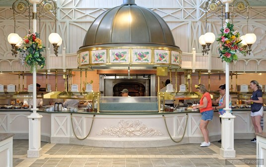 Here's a closer look at the center of the buffet at Crystal Palace. So – why do I keep showing this? They may still - in fact - be offering made-to-order omelets at the center station. I can only assume that's why there is a cast memeber standing there. However – there are no signs letting anyone know that those are being offered. I would say – there's a 50/50 chance you could get an omelet – subject to change on any given day.