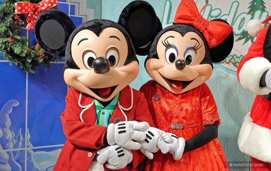 A picture perfect holiday card... Mickey and Minnie are just too adorable!