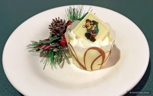 Minnie's Eggnog Cheesecake was actually quite good as well. It had a hint of that Eggnog flavor along with the cheesecake. It was delicate, but you could distinctly taste the Eggnog.