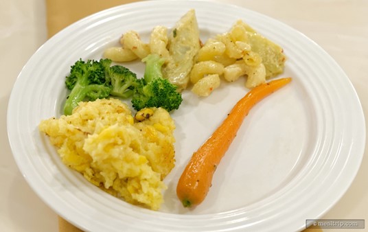 Ooooo... an almost veggie plate! From the Honey Glazed Carrot going clockwise... Fire-Roasted Corn Spoon Bread, Broccoli, and Artichoke Cream Pasta.
