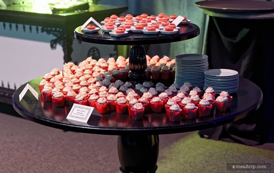 These giant dessert tables are a great idea! Normally, they would have the cupcakes on rectangle plates with tongs... and I could never grab those cupcakes with a tongs! Now it's much easier!!!