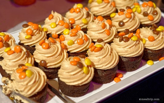 The cupcakes at Epcot's New Year's Eve buffet dining event are usually quite good. Here's a photo of my favorite... a chocolate and peanut butter cupcake topped with peanut butter pieces (as I'm careful not to use a "brand name" candy in my description).