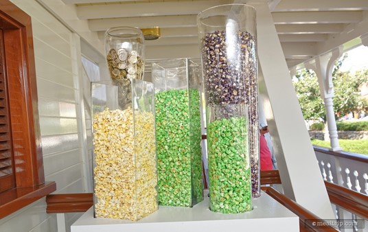 On either side of the main deck there are popcorn displays. The popcorn you can eat, is already in little plastic bags.
