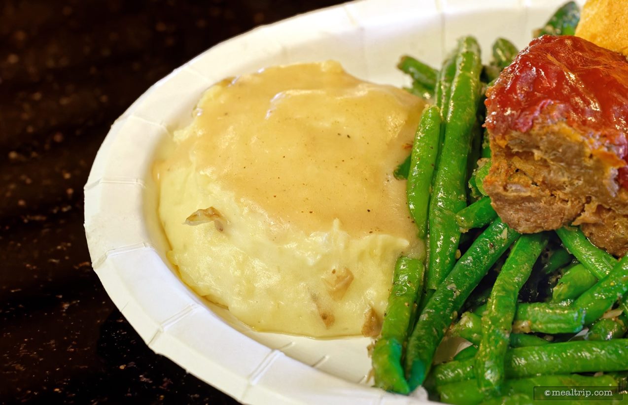 The Yukon mashed potatoes were smashed "peels on" and were both dense
and creamy, served hot, and had a nice vanilla-esque hint along with
some additional light brown savory gravy served on top. The green beans
were sautéd with garlic, and had a crisp texture.