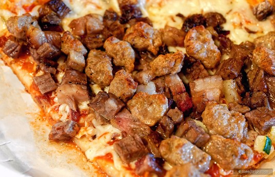 On closer inspecition – the Smokehosue Pizza does have a lot of "meat crumbles".
