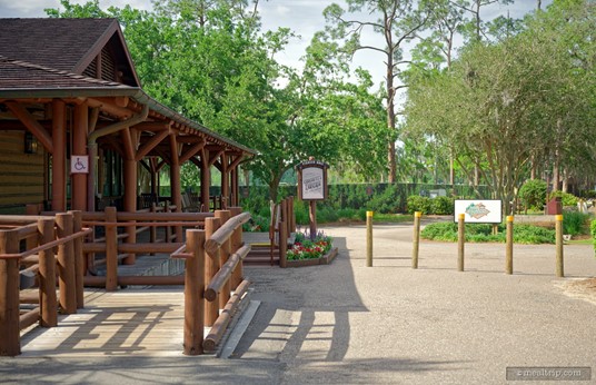 If you're walking in from the bus area or the greater campground – Trail's End is located in a very large building at the end of the walkway. Even though the sign we see off in the distance is for Crockett's Tavern – the lounge and the Trail's End Restaurant are located in the same building.