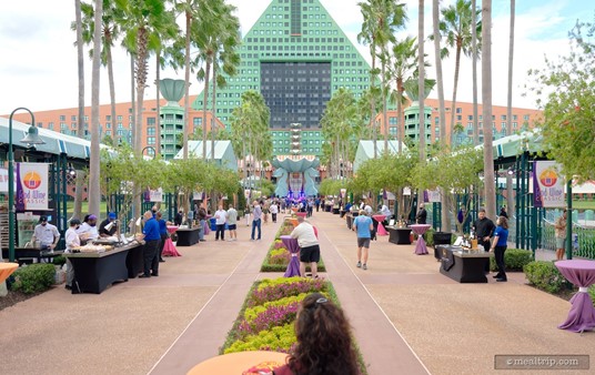 The main "causeway" at the Swan and Dolphin Food and Wine Classic (2021).