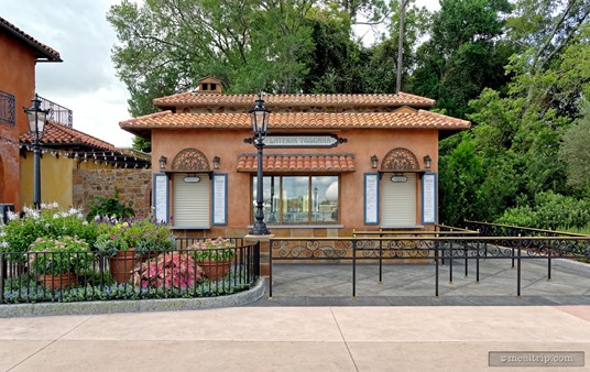 Shortly after this new Gelateria Toscana shop opened, the similar (but smaller) "Gelati Italian Gelato" kiosk on the left side of the pavilion closed.