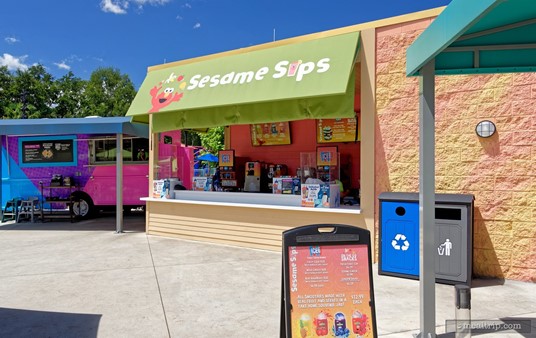 The Sesame Sips building is easy to spot once you're in the area. The counter is lower, for kids, but honestly — I like the counter height too! It makes the small kiosk seem more open and airy.