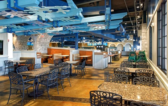 The two interior dining areas are split by a walkay that leads to the outdoor patio seating. In this photo, we can see the food order and pickup line in the distance.