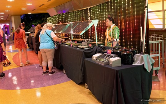 The mirror, or "same on both sides of the center" station setup helps keep the lines to a minimum for most of the night. Since everything is the same on the right and the left of the center station, just walk-up to where ever there's no people!