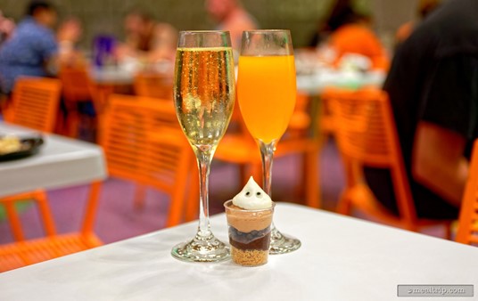 Hummmm... a sparkling Cava and POG Juice — hey ghosty, are you thikning what I'm thinking??? If we mix them both together... we'll have a POG Mimosa!