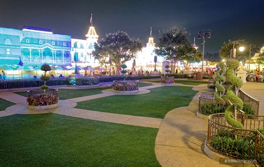 Here's a view of the Plaza Garden Viewing area from a different angle. There are a couple of iron fence planters in the center, but they shouldn't obstruct anyone's view too much.