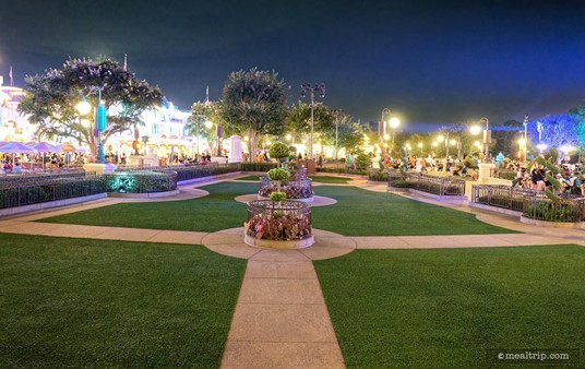 So, what does the "Plaza Garden Firework Viewing" area look like? It looks like this. It's actually a very large area that will comfortably accommodate everyone that attended the dessert party.