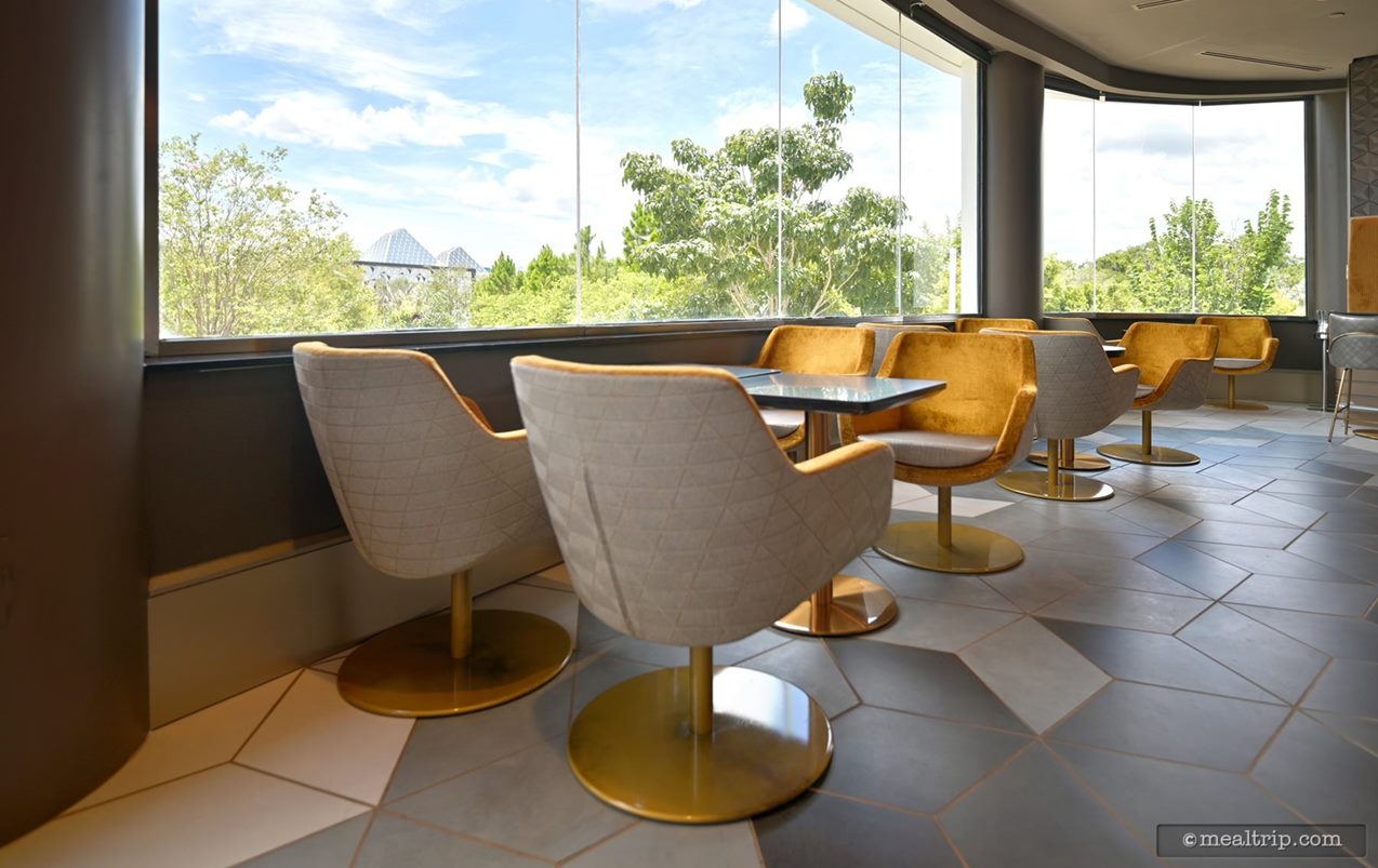 There are several tables right next to the window at Geo-82. They all swivel 360° and are pretty comfortable.