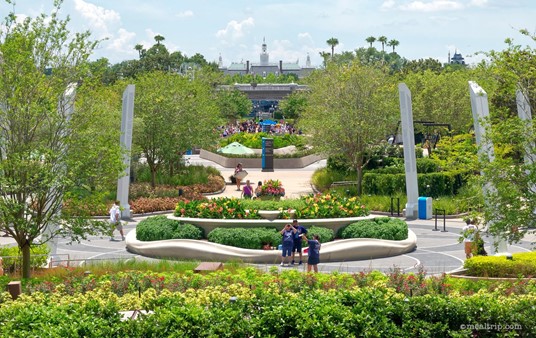 Here's a closer look at the center planter feature in the "World Celebration" area of Epcot. Because I'm old ... this is roughly where the original fountain was when the whole area was just called "Future World". 