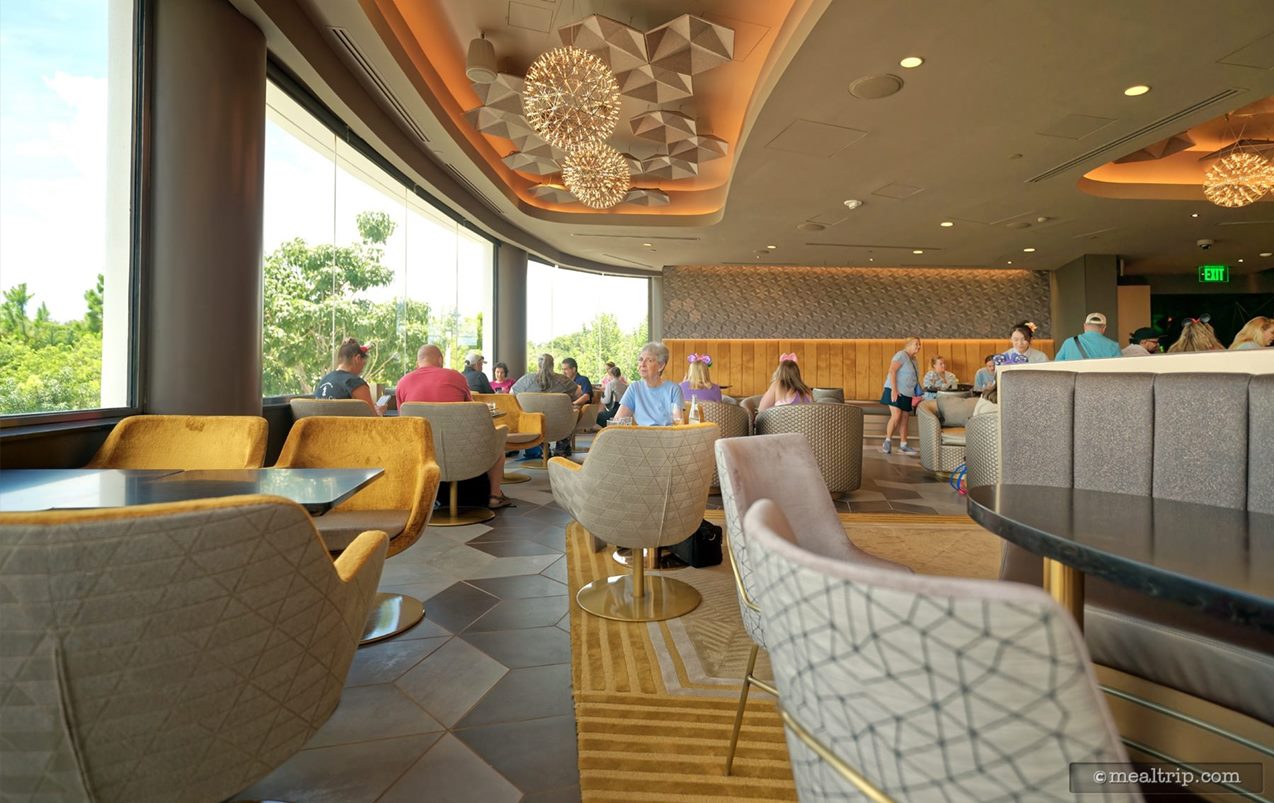 This photo was taken from the center of the lounge, near the window. There's a total of five "swivel chair" type tables in the photo – and there's another five behind me (the space in the exact middle has been left open, so the single center booth has a view). I have been told, that these eleven tables are the only ones that are used for the separately ticketed dessert party at night – which ensures that everyone has a somewhat unobstructed view outside the windows.
